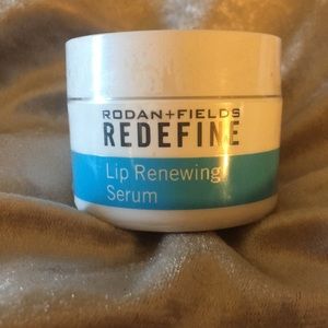 Lip renewing serum